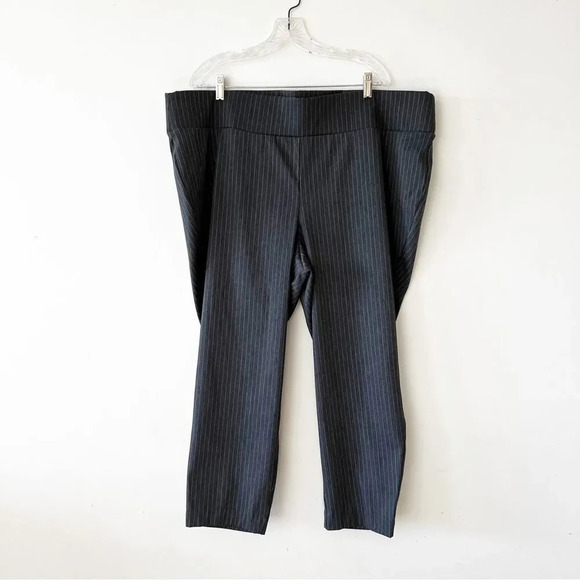 Torrid Gray Pinstripe Pixie Pants Women’s Size 4X Pullon Cropped Stretchy Pants - Picture 5 of 11